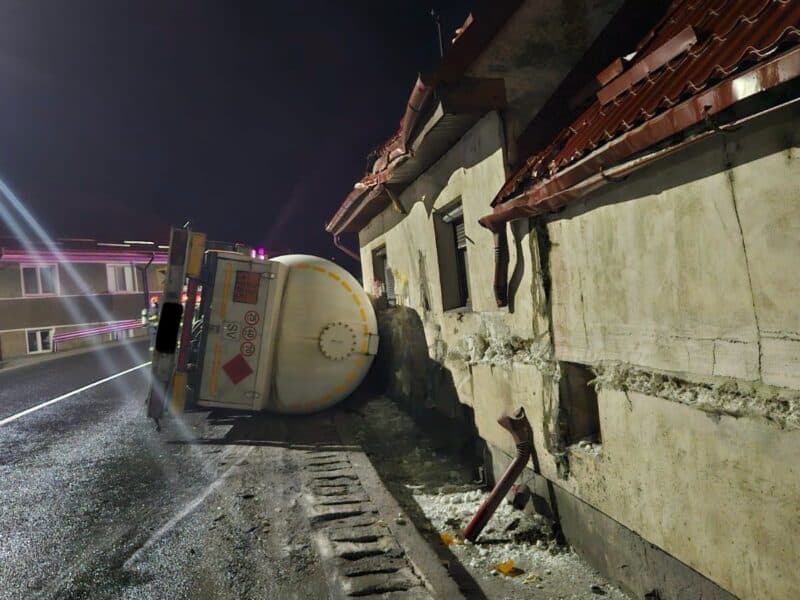 alertă pe dn1 la scoreiu: cisternă cu gaz răsturnată și evacuări de locuințe