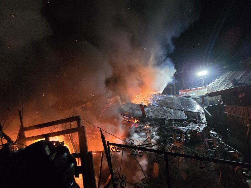 incendiu devastator în locuința din dârlos - imagini de la fața locului