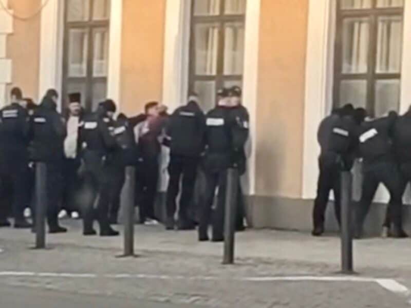 percheziții la gara din sibiu: zeci de polițiști efectuează controale corporale