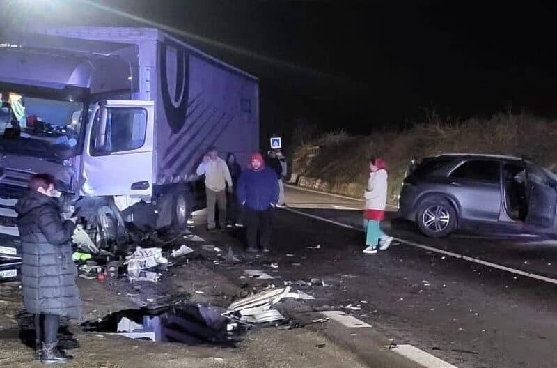 accident grav pe ruta rm. vâlcea - sibiu: coliziune frontală între un tir și o mașină, imagini de la fața locului