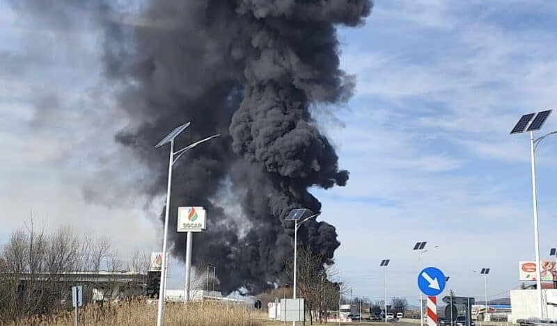 incendiu devastator lângă veștem: depozit de anvelope în flăcări, imagini de la fața locului