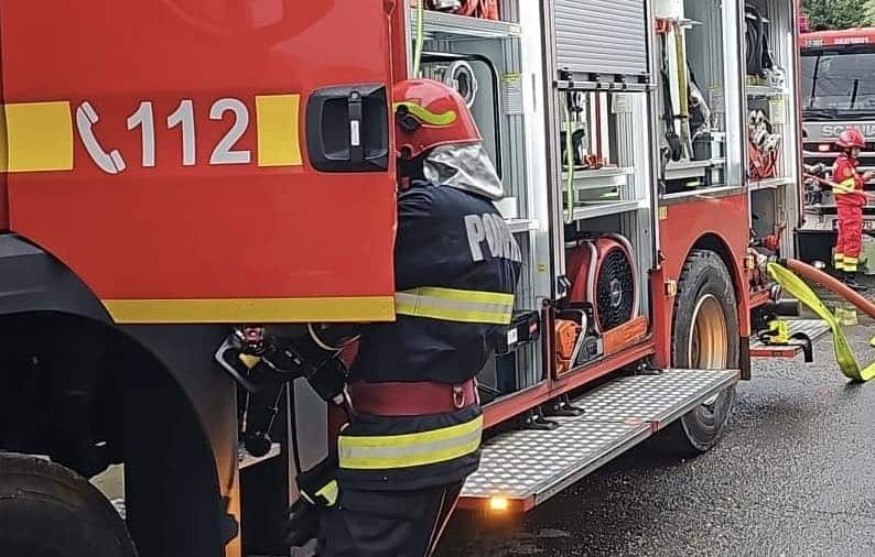 incendiu la sadu: acoperișul unei case în flăcări