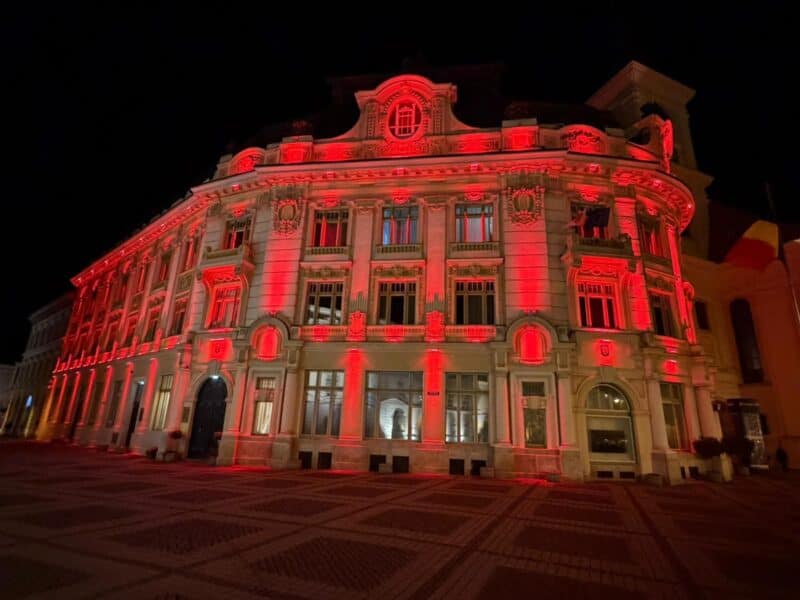 clădirile emblematice din sibiu strălucesc în roșu cu ocazia zilei mondiale a tuberculozei