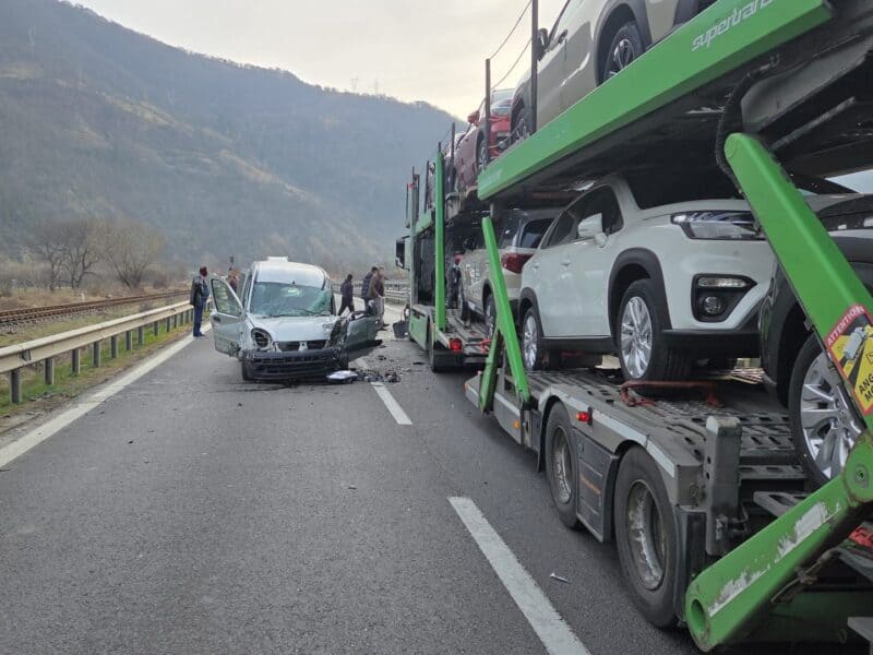 accident cu două mașini la câineni provoacă trafic îngreunat pe valea oltului