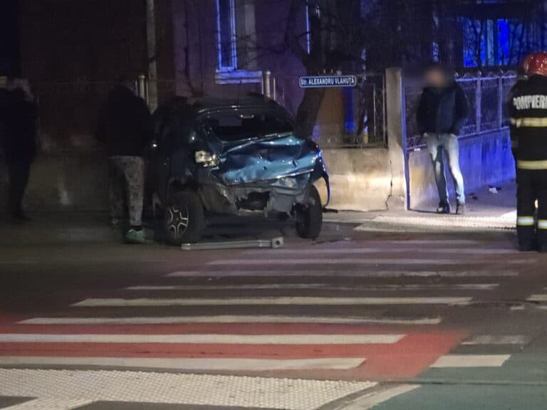 accident pe calea dumbrăvii: o mașină a intrat într-un gard - foto inclusă