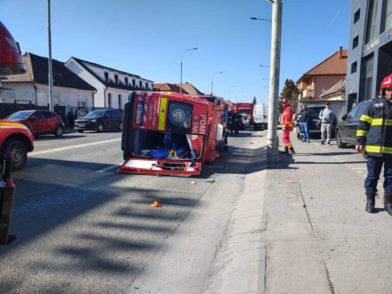 accidentul ambulanței răsturnate la sibiu: smurd-ul activa semnalele acustice și luminoase