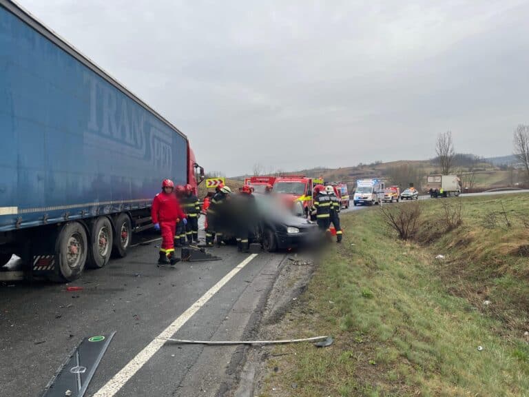 accident tragic în județul cluj: cinci persoane decedate în coliziune între o mașină și un tir, cu imagini de la fața locului