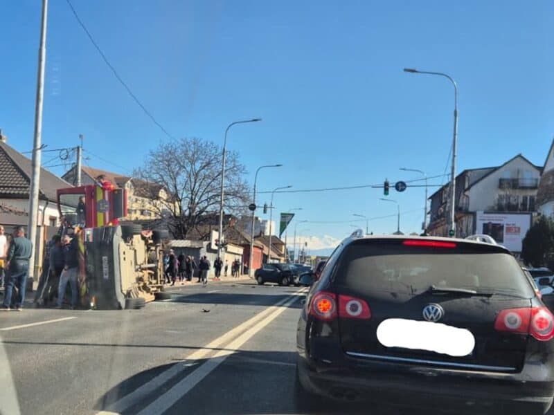 accident grav în sibiu: activare plan roșu după răsturnarea unei ambulanțe smurd în urma unei tamponări