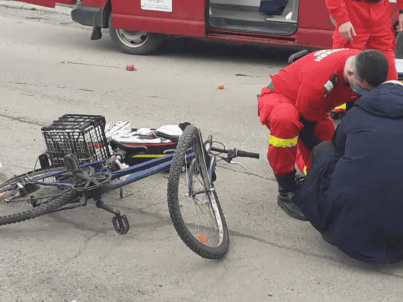 accident la roșia: biciclist transportat la spital după ce a părăsit locul faptei