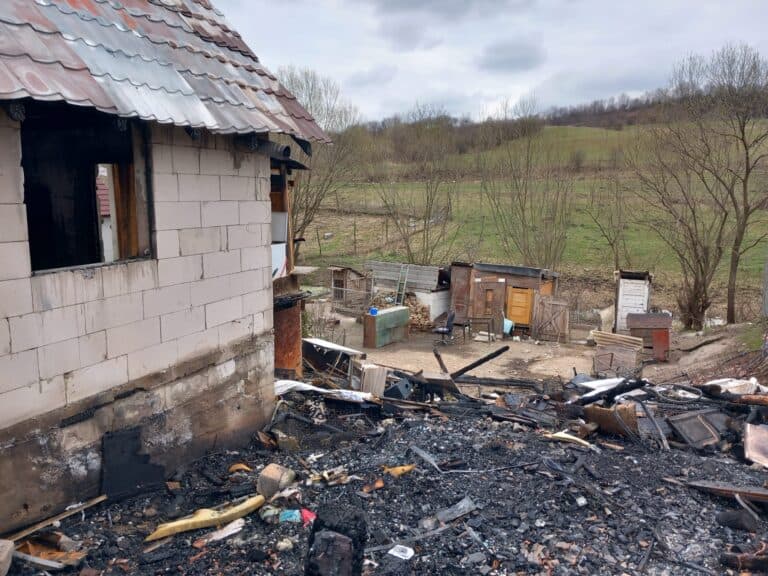 două familii din hamba și-au pierdut casele în urma unui incendiu: modalități de a le oferi sprijin
