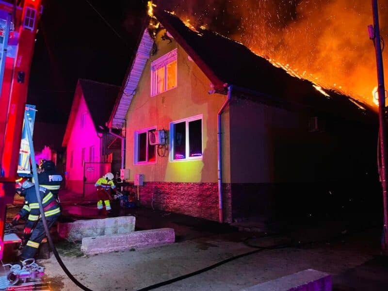 incendiu la o locuință din laslea: pericol de propagare la casele învecinate
