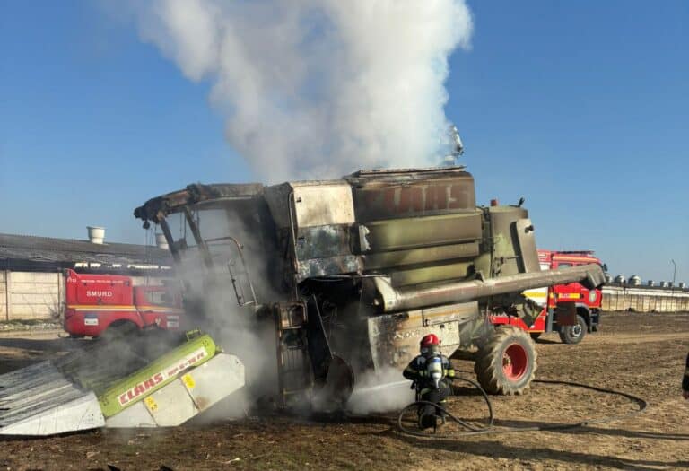 incendiu pe câmp la avrig: utilaj agricol în flăcări - galerie foto