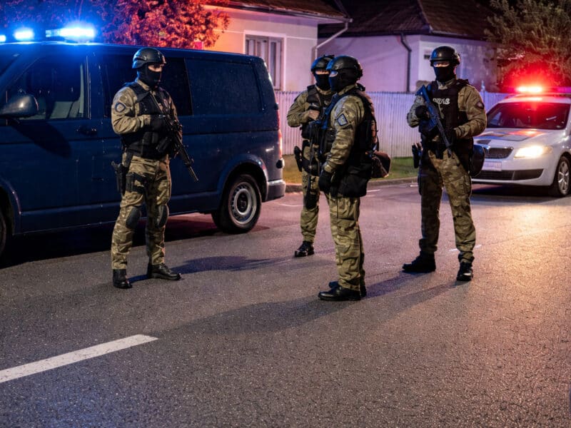 trei bărbați reținuți de poliție după ce au agresat un tânăr într-o locuință