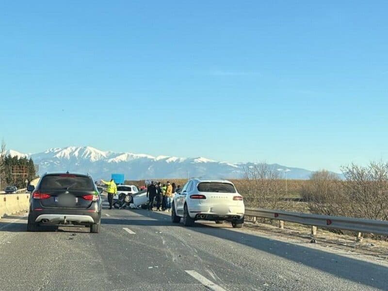 accident pe dn1, lângă șelimbăr: o mașină s-a răsturnat