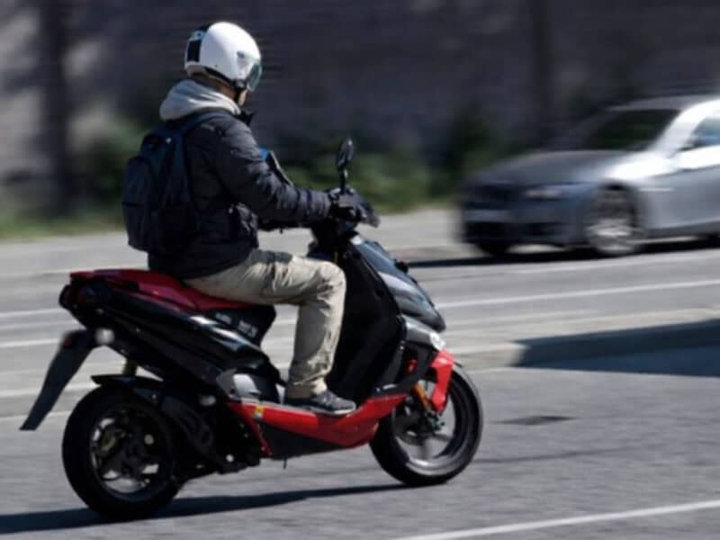 adolescent prins conducând un moped sub influența alcoolului în trafic la bârghiș