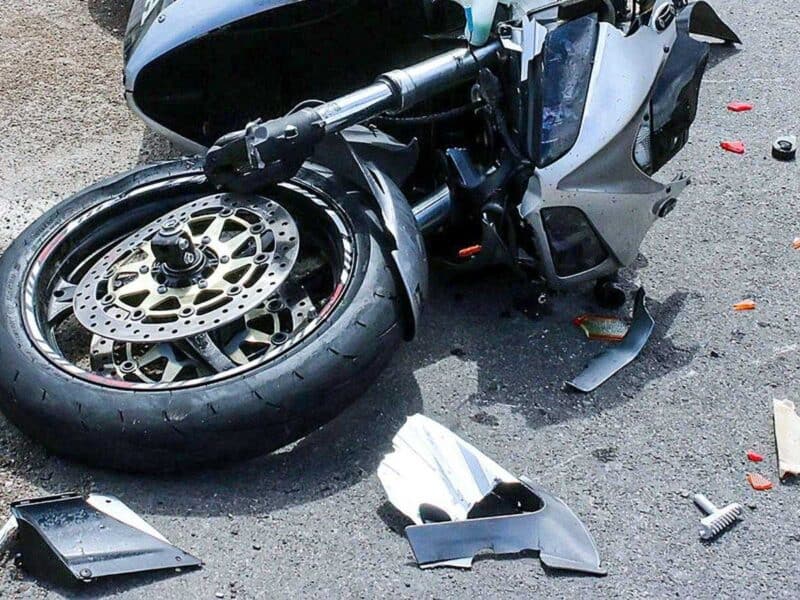 accident în broscărie: doi tineri răniți după ce o motocicletă a fost lovită de o mașină