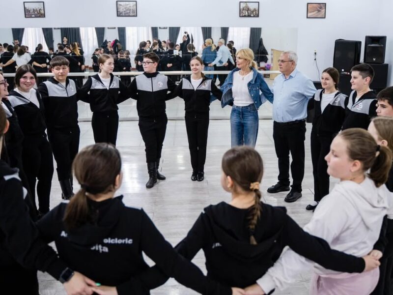 ansamblul „mândre plaiuri boicene” va reprezenta sibiul în sua, iar raluca turcan s-a alăturat repetițiilor în horă