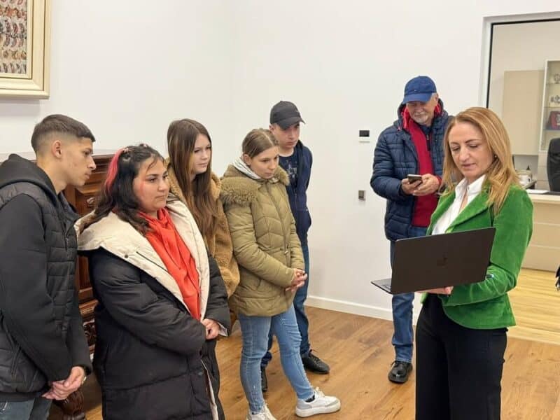 elevii din mihăileni participă la o simulare de ședință în consiliul județean sibiu, întâlnindu-se cu fostul diriginte al danielăi cîmpean
