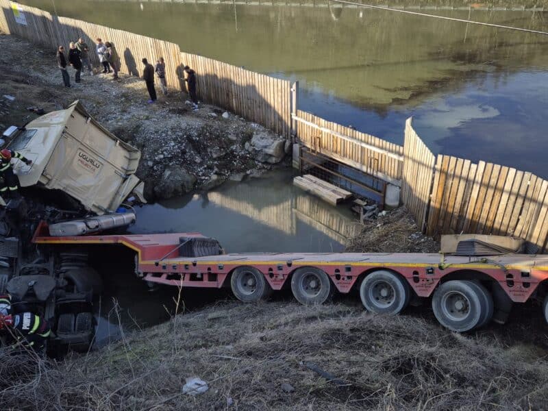 accident grav pe valea oltului: tir răsturnat într-un șanț, imagini de la fața locului