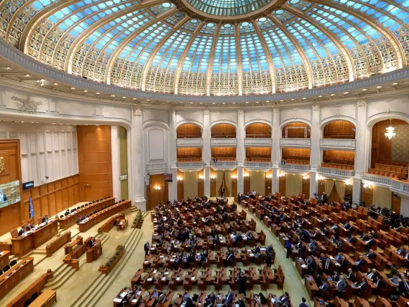 guvernul reduce pensiile speciale pentru funcționarii publici activi