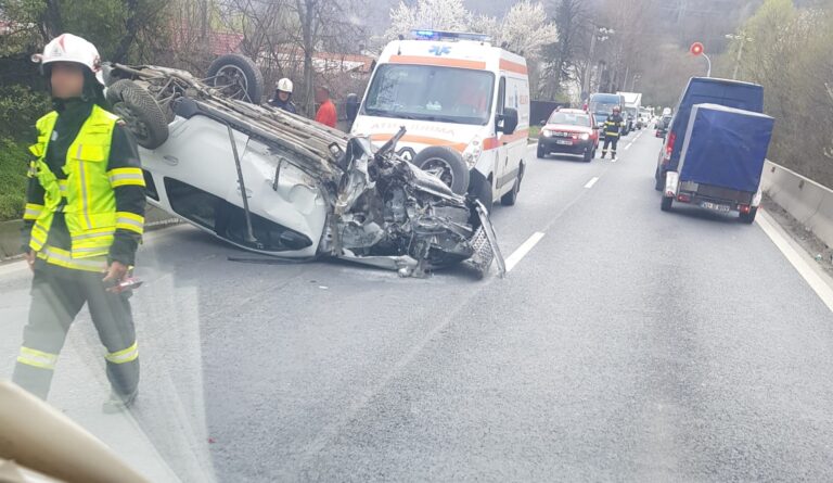 accident pe valea oltului: trafic îngreunat în zona mașinii răsturnate