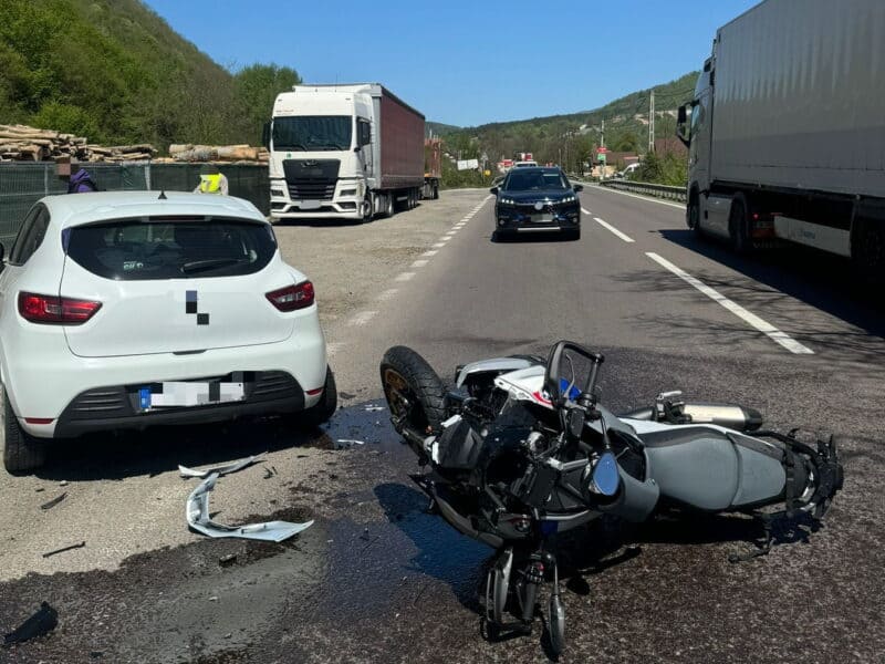 accident pe valea oltului: motociclist rănit și două persoane transportate la spital, cu imagini de la fața locului