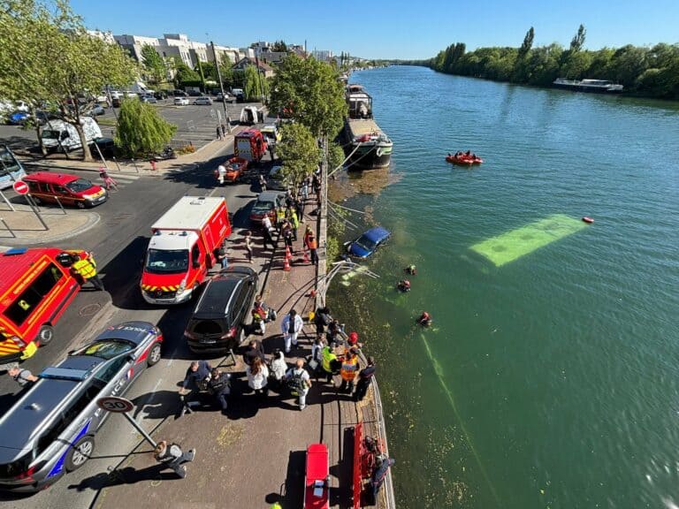 autobuz scufundat în fluviul sena după coliziune, șofer începător și pasageri salvați