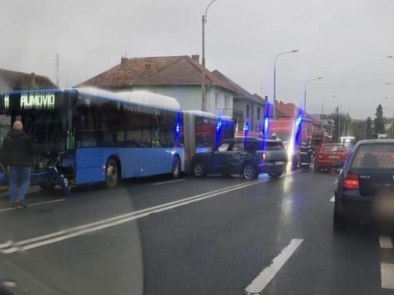 accident pe șoseaua alba iulia: coliziune între un autobuz și o mașină, imagini de la fața locului