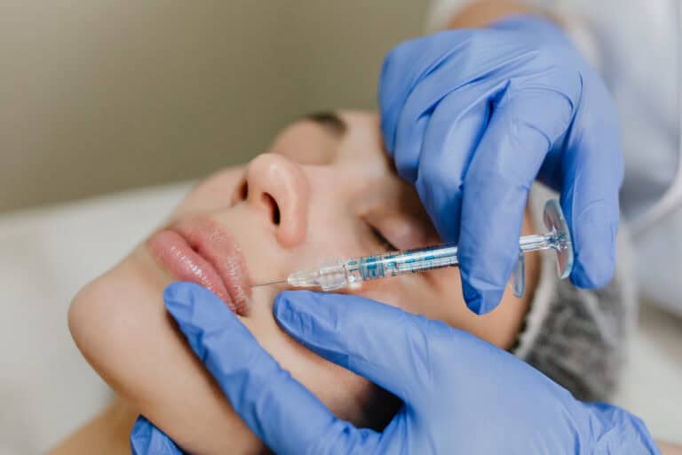 percheziții la un salon clandestin din sibiu: o tânără oferea botox ilegal de cinci ani
