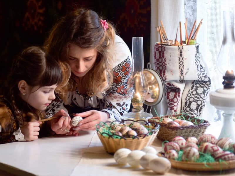 tradiții pascale în românia: tehnici de vopsire a ouălor în joia mare