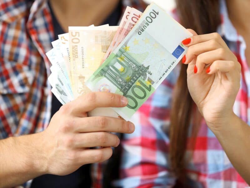 efectele tensiunilor politice din românia: euro trece de 5,1 lei