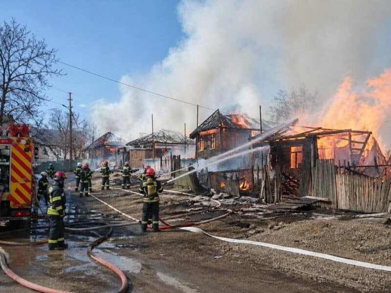 sute de oameni rămân fără adăpost după ce 32 de locuințe au fost distruse de incendiu, iar guvernul oferă sprijin pentru victime