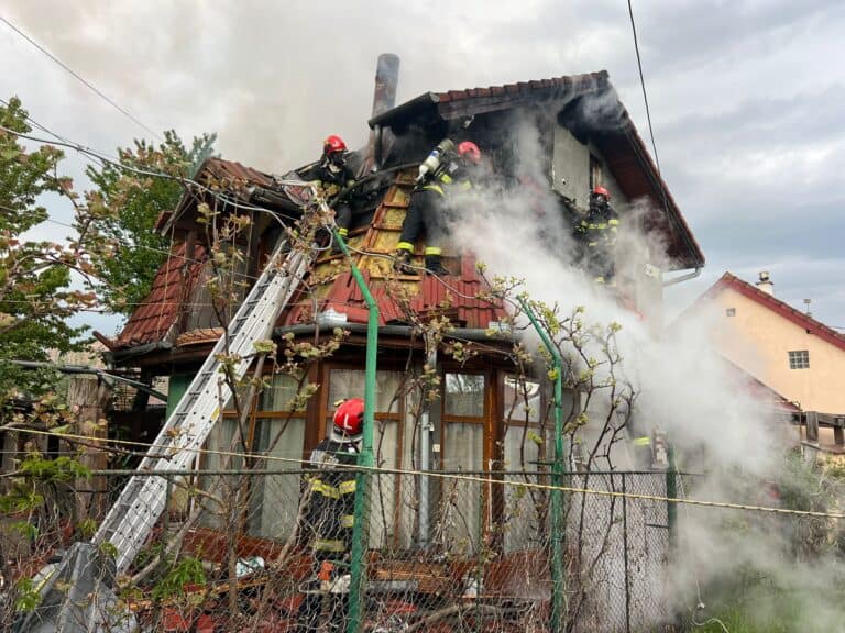 incendiu devastator la o casă din sibiu: mansarda distrusă de flăcări