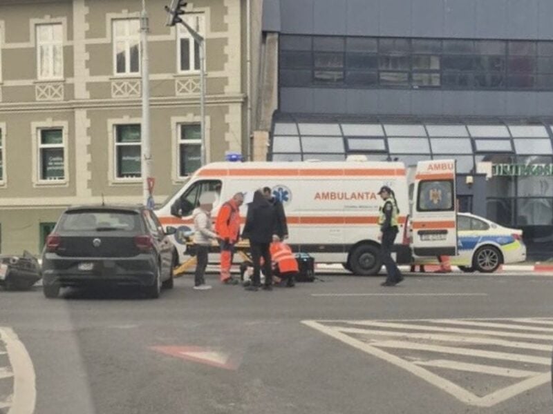 accident rutier în intersecția aglomerată din sibiu: motociclist colizionat de o mașină