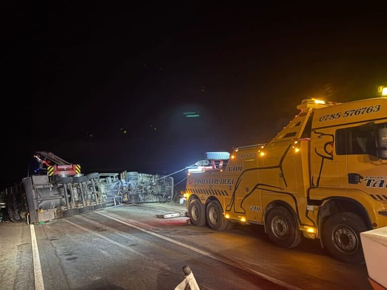accident pe dn1: tir răsturnat încărcat cu vin