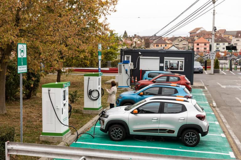 românii aleg din ce în ce mai mult mașini electrice și hibride, cu dacia, tesla și toyota în fruntea pieței