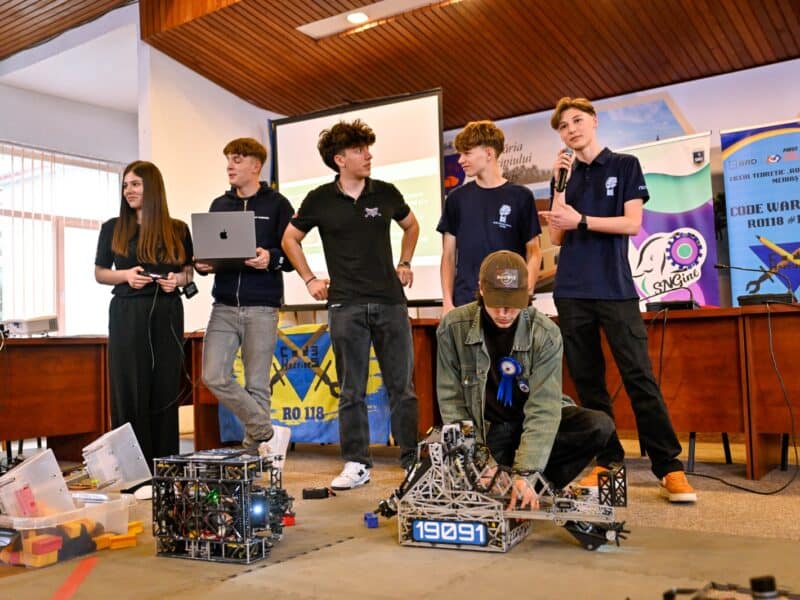 elevii pasionați de robotică, invitați la un atelier interactiv în mediaș