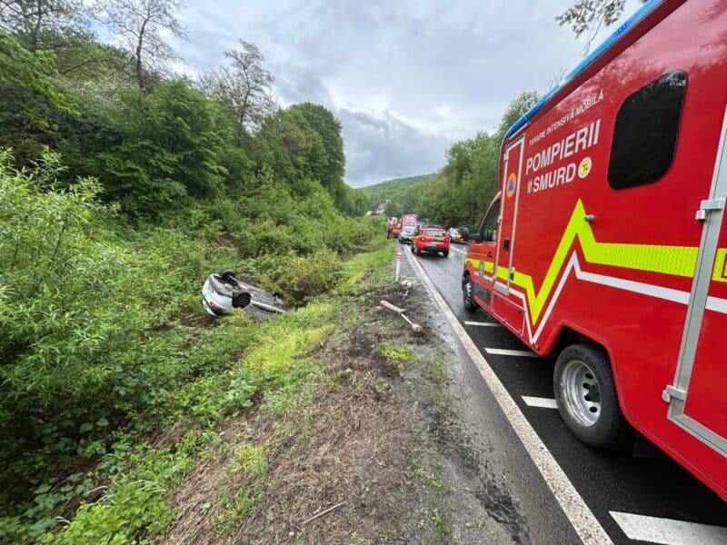 accident pe hula bradului: doi tineri răniți în urma răsturnării unei mașini