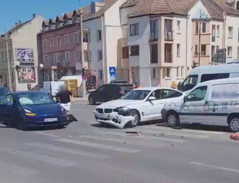 accident în intersecția din sibiu cu trei mașini implicate