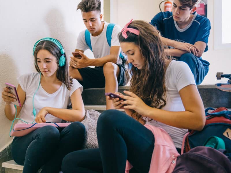 telefoanele mobile interzise în școli, inclusiv în pauze: sancțiunile pentru elevi