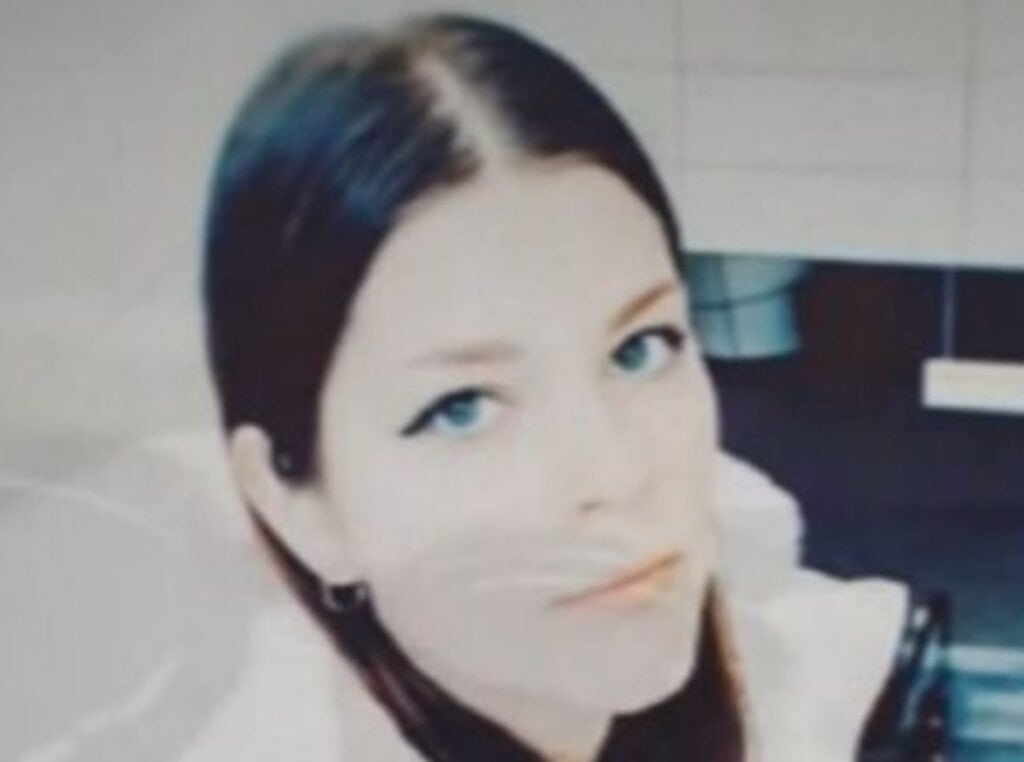 Fata de 15 ani din Sibiu care a murit după o cădere de pe un bloc: detalii despre droguri și tentative de suicid 1 Fata de 15 ani din Sibiu care a murit după o cădere de pe un bloc: detalii despre droguri și tentative de suicid
