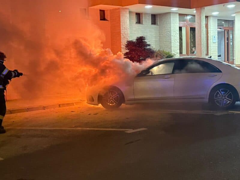 incendiu într-o parcare de hotel lângă stadionul municipal: o mașină a luat foc, panică și fum în zonă
