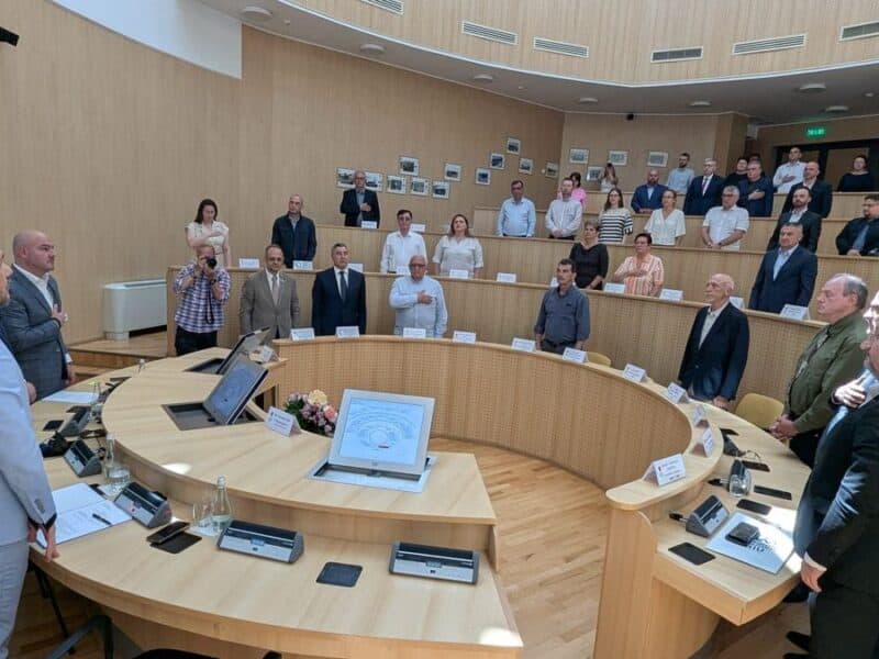 consilierii psd și aur blamează blocarea rectificării bugetare a județului sibiu, punând în pericol investiții esențiale printr-o decizie politică