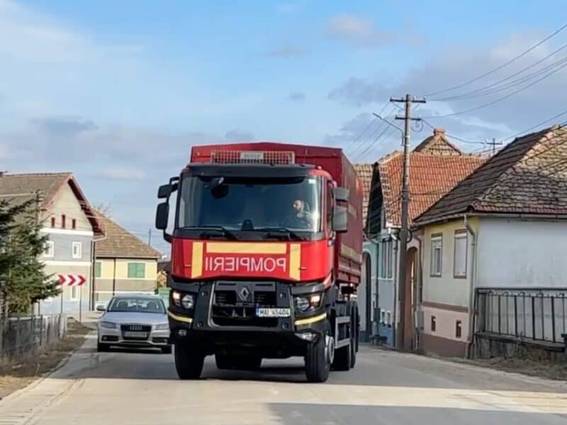 incendiu la șura mică: acoperișul unei case în flăcări