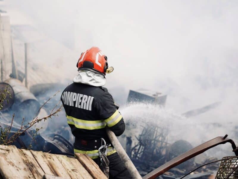 incendiu la o cabană între jina și dobra: intervenție a trei autospeciale de pompieri