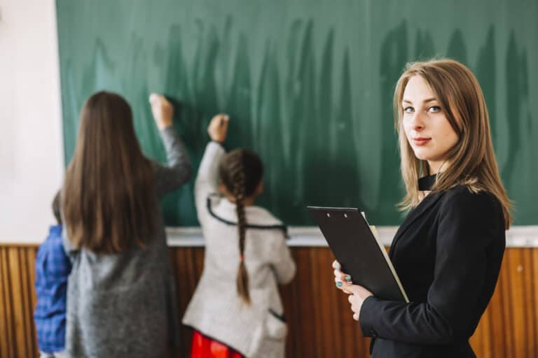 guvernul bolojan deblochează primele fonduri pentru dascăli