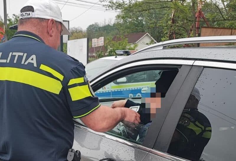 doi șoferi surprinși conducând cu permisul suspendat în orlat și cristian