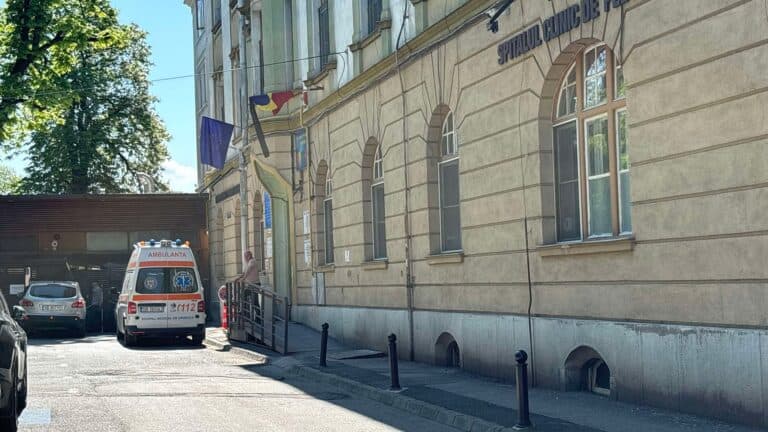 accident la mohu: fetiță de un an rănită după căderea din mașină