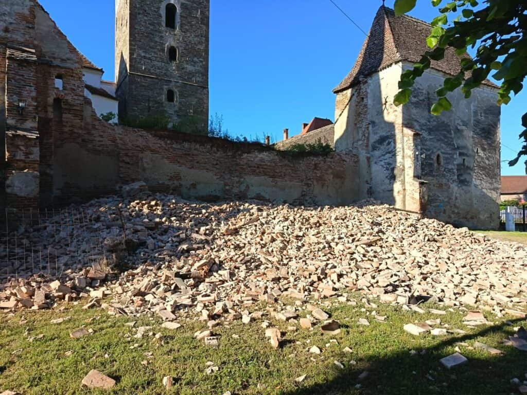 Prăbușirea zidului de incintă al bisericii fortificate din Moșna era previzibilă din cauza degradării avansate și lipsei intervențiilor spune directorul Direcției pentru Cultură Sibiu Dan Nanu 1 Prăbușirea zidului de incintă al bisericii fortificate din Moșna era previzibilă din cauza degradării avansate și lipsei intervențiilor spune directorul Direcției pentru Cultură Sibiu Dan Nanu