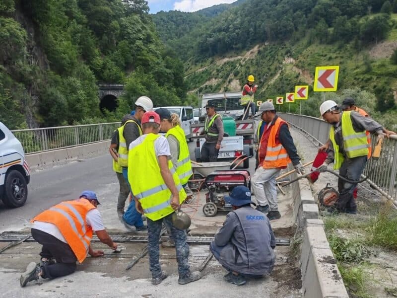 restricțiile de la râul vadului suspendate temporar circulația pe dn 7 se va desfășura pe ambele sensuri între vineri ora 16 și sâmbătă ora 08